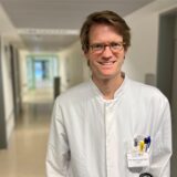 PD Dr. Arnd Giese steht in einem Krankenhausflur in Herten