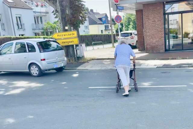 Eine Frau geht an der Lichtendorfer Straße über die Kreuzung