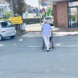 Eine Frau geht an der Lichtendorfer Straße über die Kreuzung