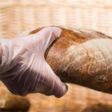 Eine Hand hält ein Laib Brot