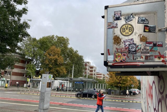 Jede Menge Aufkleber gibt es im Umfeld der Haltestellen am Parkhaus Barop in Dortmund-Barop.