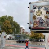 Jede Menge Aufkleber gibt es im Umfeld der Haltestellen am Parkhaus Barop in Dortmund-Barop.