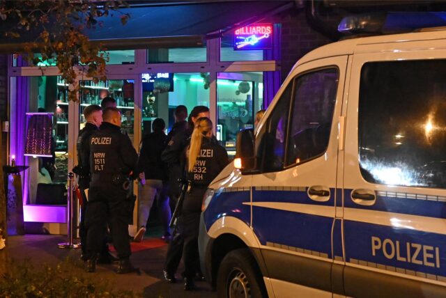 Kräfte von Polizei, Ordnungsamt und weiteren Behörden vor einem Lokal in Dorsten an der Halterner Straße.