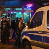 Kräfte von Polizei, Ordnungsamt und weiteren Behörden vor einem Lokal in Dorsten an der Halterner Straße.