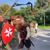 Mittelalterlich gekleidete Menschen an der Drachenbrücke.