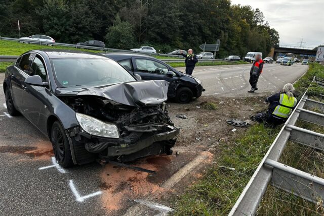 Zwei Autos wurden durch einen Unfall schwer beschädigt.