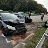 Zwei Autos wurden durch einen Unfall schwer beschädigt.