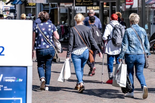 Menschen mit Einkaufstaschen laufen durch die Innenstadt von Recklinghausen