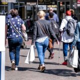 Menschen mit Einkaufstaschen laufen durch die Innenstadt von Recklinghausen