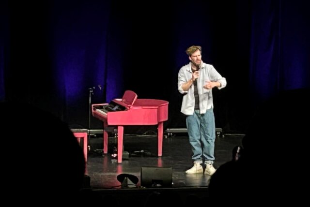 Luke Mockridge auf der Bühne in der Stadthalle in Castrop-Rauxel.