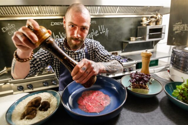 2018 kochte der berühmt-berüchtigte Sternekoch David Kikillus im Restaurant Rossini.