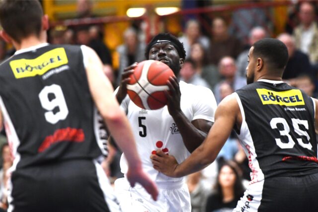 Basketball Regionalliga West 12. Oktober 2024, Rosa-Parks-Schule. Hertener Löwen – Ademax Ballers Ibbenbüren 63:50. Gilbert Gyamfi machte eine starke Partie.