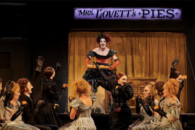 Mrs. Lovett (Bettina Mönch) verkauft Pasteten mit makabrem Zutaten.