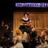 Mrs. Lovett (Bettina Mönch) verkauft Pasteten mit makabrem Zutaten.