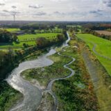 Mäandernd kann der Suderwicher Bach (rechts) nun in die ebenfalls renaturierte Emscher (links) münden – hier im Natur- und Wasser-Erlebnis-Park „Emscherland“ in Castrop-Rauxel/Recklinghausen.