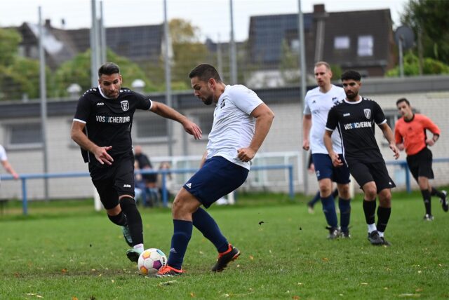 Und drin das Ding! Leon Kleerbaum (r.) schießt von der Strafraumgrenze und der Ball schlägt zum zwischenzeitlichen 1:1 für die SG Titania/RWE gegen FC Marl II ein.