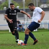 Und drin das Ding! Leon Kleerbaum (r.) schießt von der Strafraumgrenze und der Ball schlägt zum zwischenzeitlichen 1:1 für die SG Titania/RWE gegen FC Marl II ein.