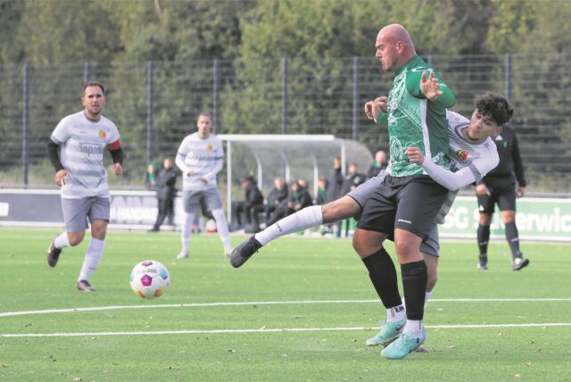 Der Suderwicher Leon Dwinger (l.) im Kampf um den Ball im Spiel gegen die Spvgg. Erkenschwick II.