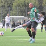 Der Suderwicher Leon Dwinger (l.) im Kampf um den Ball im Spiel gegen die Spvgg. Erkenschwick II.