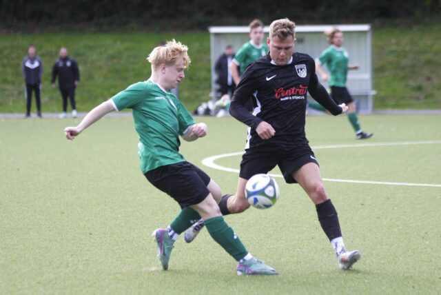 Meckinghovens Calvin Harres (r.) versucht hier, SSC- Spieler Louis Nocke den Ball abzunehmen.