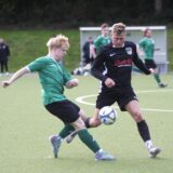 Meckinghovens Calvin Harres (r.) versucht hier, SSC- Spieler Louis Nocke den Ball abzunehmen.