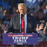 Der Präsidentschaftskandidat und ehemalige Präsident Donald Trump spricht bei einer Wahlkampfveranstaltung.