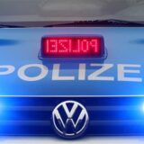 Das Bild zeigt ein Polizeiauto.