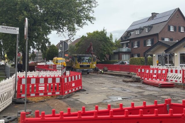 Eine Baustelle auf der Hochstraße in Waltrop. Im Hintergrund arbeitet ein Bauarbeiter.