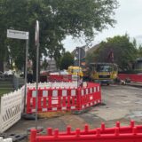 Eine Baustelle auf der Hochstraße in Waltrop. Im Hintergrund arbeitet ein Bauarbeiter.