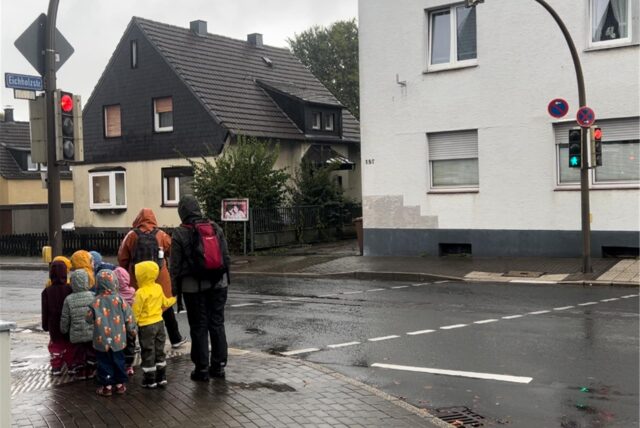 Die Kinder des Kindergartens Zappelbande überqueren gemeinsam die Kreuzung in der Ortsmitte von Lichtendorf.