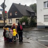 Die Kinder des Kindergartens Zappelbande überqueren gemeinsam die Kreuzung in der Ortsmitte von Lichtendorf.