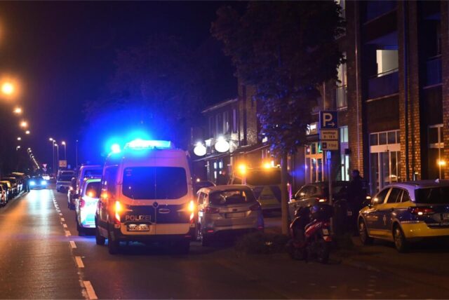 Ein Polizeiwagen mit Blaulicht steht auf einer Straße in Dorsten.