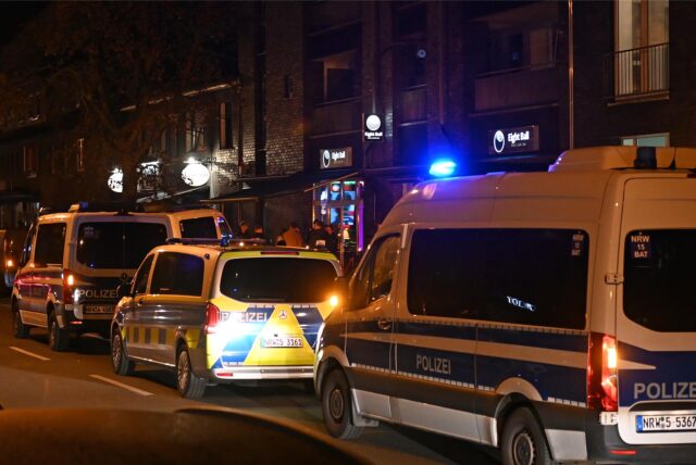 Mehrere Polizeifahrzeuge stehen am Rand der Halterner Straße in Dorsten.