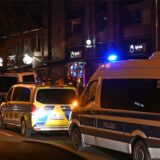 Mehrere Polizeifahrzeuge stehen am Rand der Halterner Straße in Dorsten.