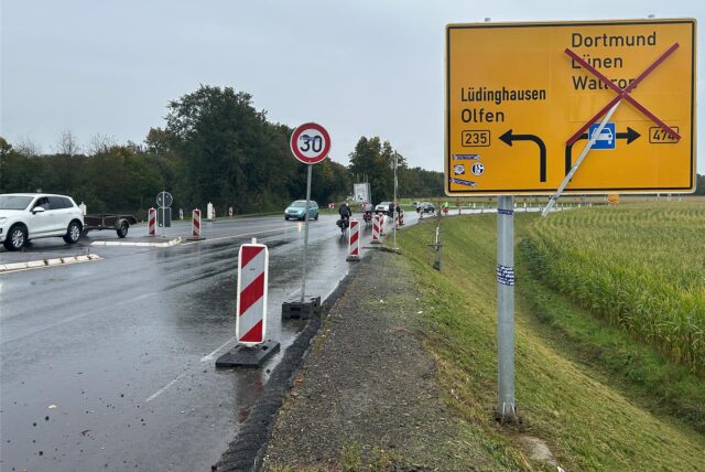 Die Olfener Straße in Datteln in Richtung Olfen aus Datteln kommend ist mit rot-weißen Sicherheitsbaken gesichert.