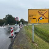 Die Olfener Straße in Datteln in Richtung Olfen aus Datteln kommend ist mit rot-weißen Sicherheitsbaken gesichert.