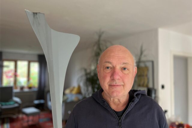 Der Evinger Klaus Berau zeigt den abgebrochenen Flügel seines kleinen Windkraftwerks.