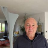 Der Evinger Klaus Berau zeigt den abgebrochenen Flügel seines kleinen Windkraftwerks.