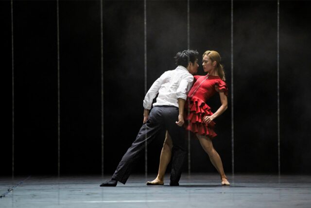 Don José (Wataru Shimizu) begegnet Carmen (Yuki Kishimoto) mit Aggressivität.