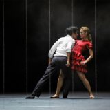 Don José (Wataru Shimizu) begegnet Carmen (Yuki Kishimoto) mit Aggressivität.