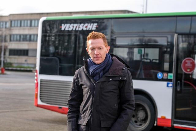 In eine dicke Jacke gehüllt, steht Jan Große-Geldermann vor einem Bus der Vestischen Straßenbahnen GmbH.