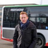 In eine dicke Jacke gehüllt, steht Jan Große-Geldermann vor einem Bus der Vestischen Straßenbahnen GmbH.