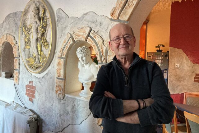 Ioannis Zekeridis steht im Restaurant Mykonos in Dortmund-Hombruch.