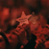 Auf dem Konzert der Recklinghäuser Sängerin Ayliva in Oberhausen werden Papiersterne mit der Aufschrift „You’re our Star!“ hochgehalten.