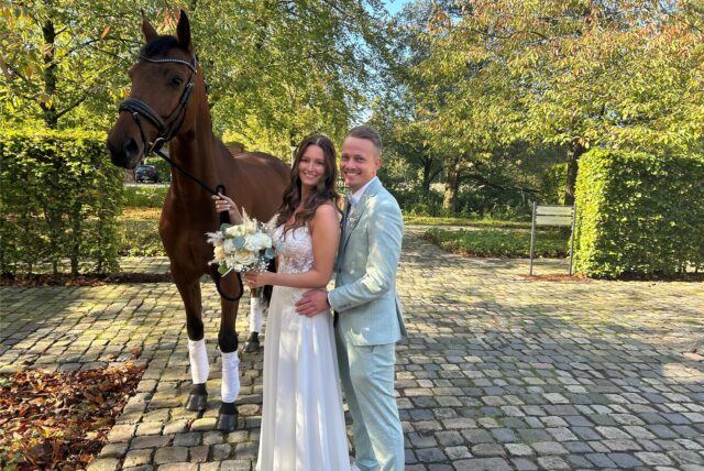 Svenja und Marvin haben am 11. Oktober im Haus Vogelsang in Datteln geheiratet. Sie stehen neben einem Pferd.