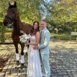 Svenja und Marvin haben am 11. Oktober im Haus Vogelsang in Datteln geheiratet. Sie stehen neben einem Pferd.