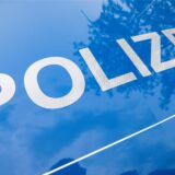 Das Wort Polizei steht auf einem Auto geschrieben.