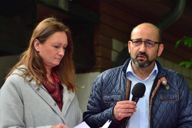Die Betriebsratsvorsitzende des Gemeinschaftsbetriebs Marl, Adriane Fährmeister, und ihr Stellvertreter Ali Simsir (hier bei einer Mai-Veranstaltung in Marl)  verhandeln über einen sozialverträglichen Abbau von Arbeitsplätzen.