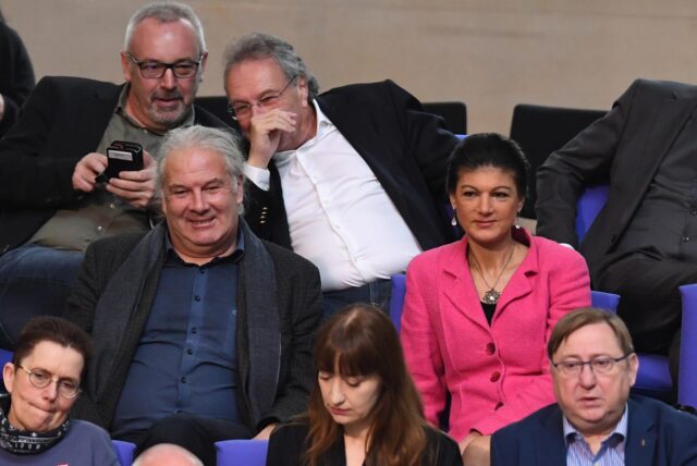 Mehrere Mitglieder des BSW sitzen im Bundestag. Dazu gehören Parteigründerin Sahra Wagenknecht und Andrej Hunko, die hier nebeneinandersitzend abgebildet sind.