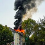 Der Dachstuhl eines Wohnhauses in Castrop-Rauxel brennt.